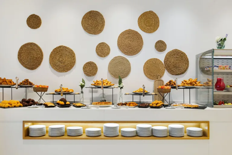 hay muchos platos de comida en el mostrador del restaurante buffet de desayuno