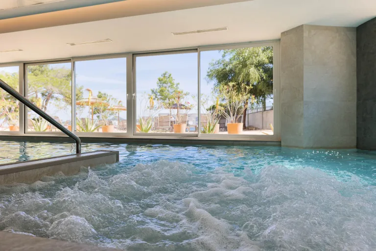 hay una banera de hidromasaje con vista al oceano piscina cubierta piscina de bienestar spa