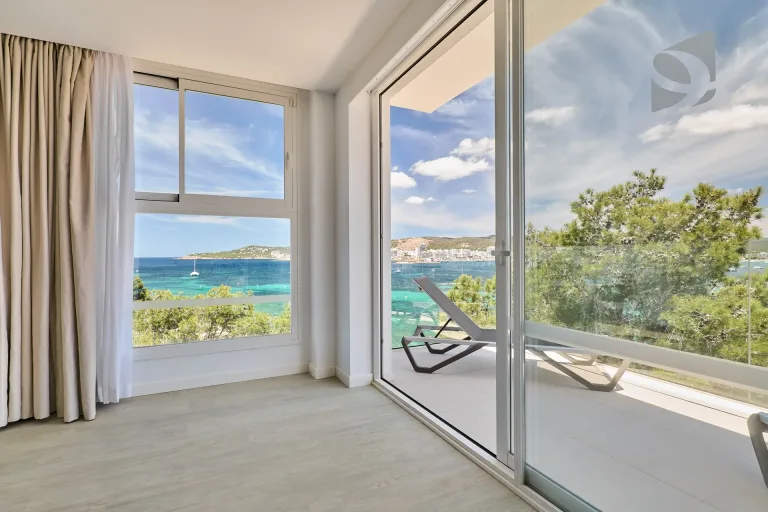 hay una vista del oceano desde un dormitorio con balcon ventanas corredizas de vidrio ventanas de techo a piso