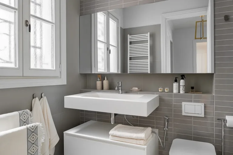interior de cuarto de bano moderno con lavabo inodoro y ventana