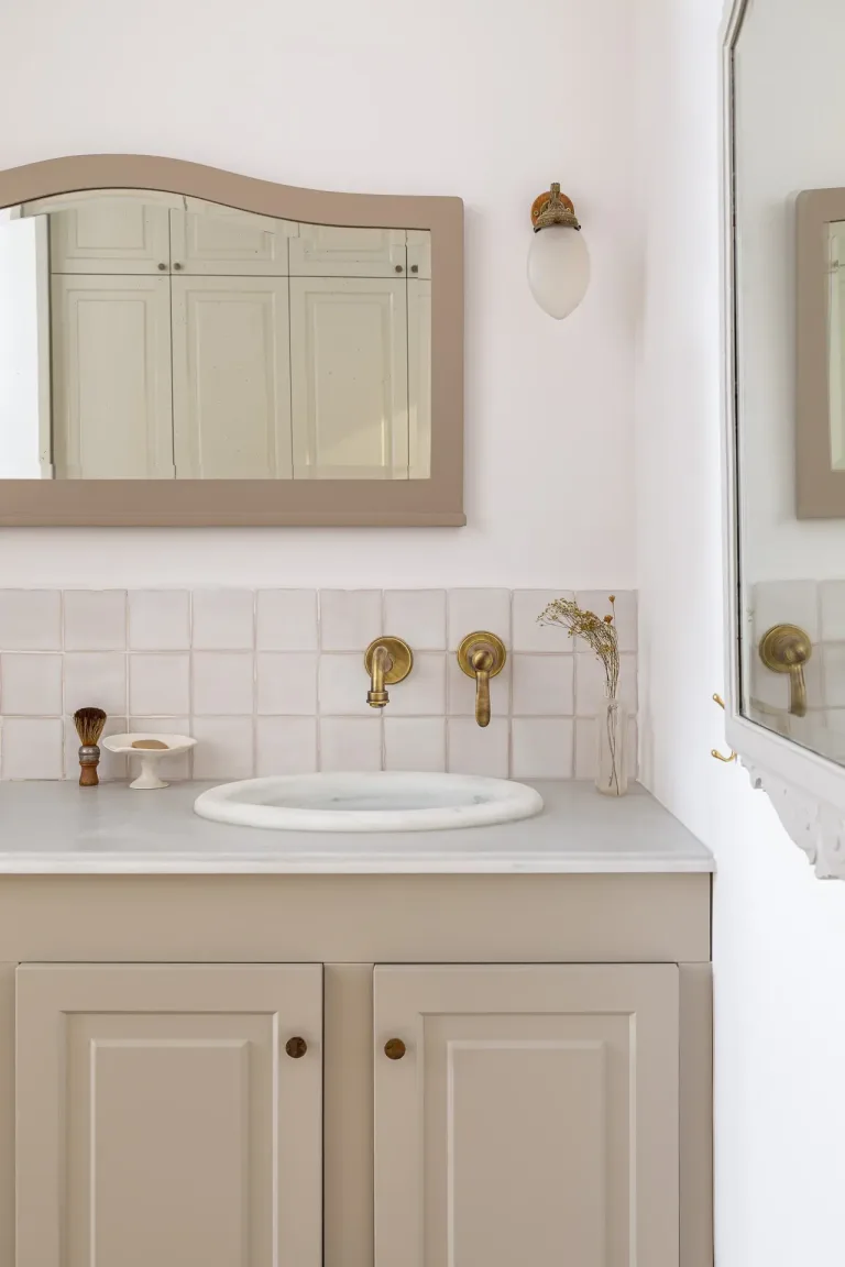 interior de un cuarto de bano con lavabo espejos y muebles clasicos