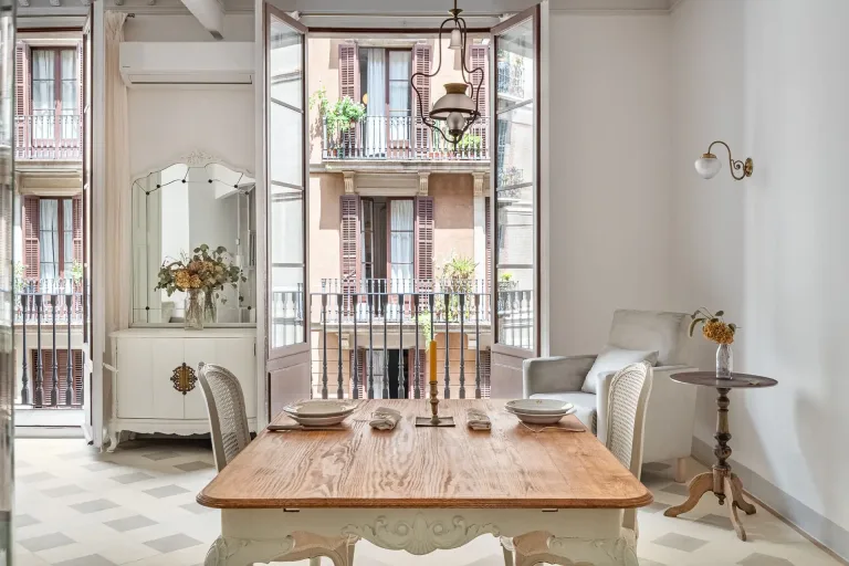 mesa de comedor servida con sillas en el interior de un salon clasico