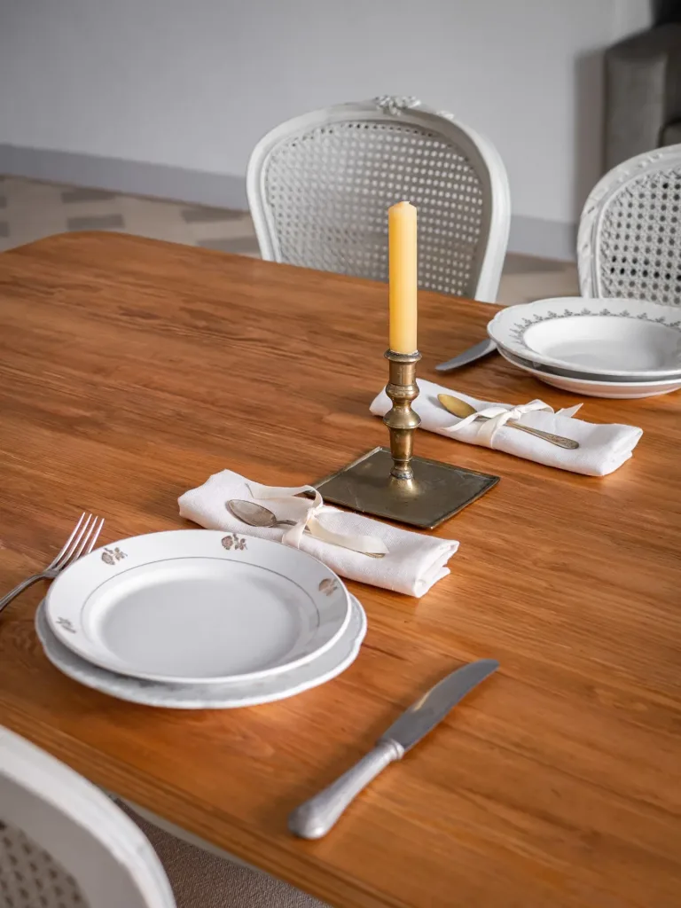 mesa de madera con velas y platos lugar en la mesa de comedor