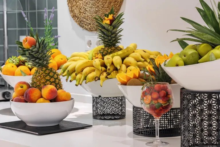 muchos tipos diferentes de fruta en tazones en el mostrador frutero fruta fresca