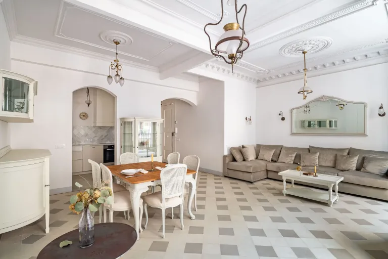 salon con sofa mesa sillas y un gran espejo elegante diseno barroco blanco