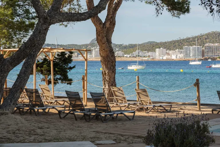 sillas y hamacas en la playa ibiza chiringuito en una fiesta en la playa en ibiza ambiente de playa