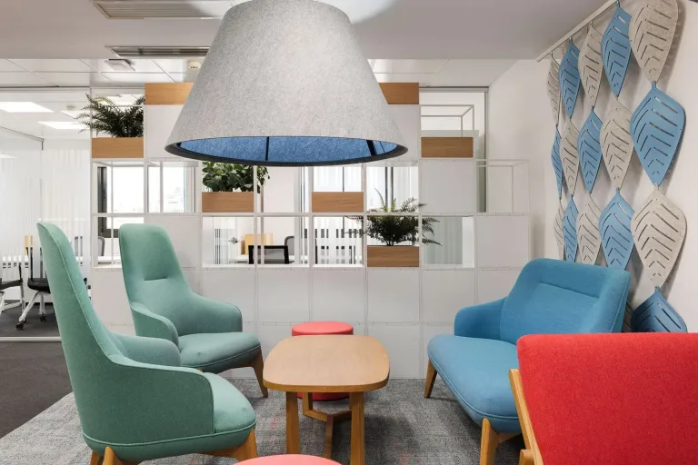 sillas y mesas de colores brillantes en un entorno de oficina moderno