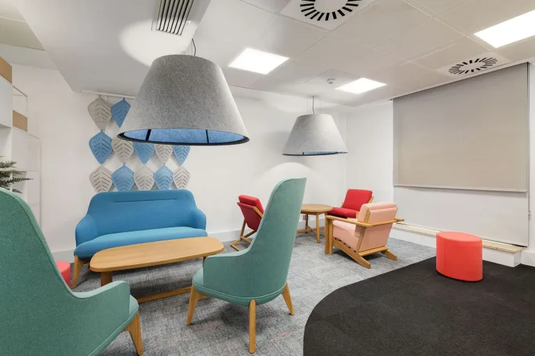 sillas y mesas de colores brillantes en una oficina bien iluminada oficina de sala de reuniones