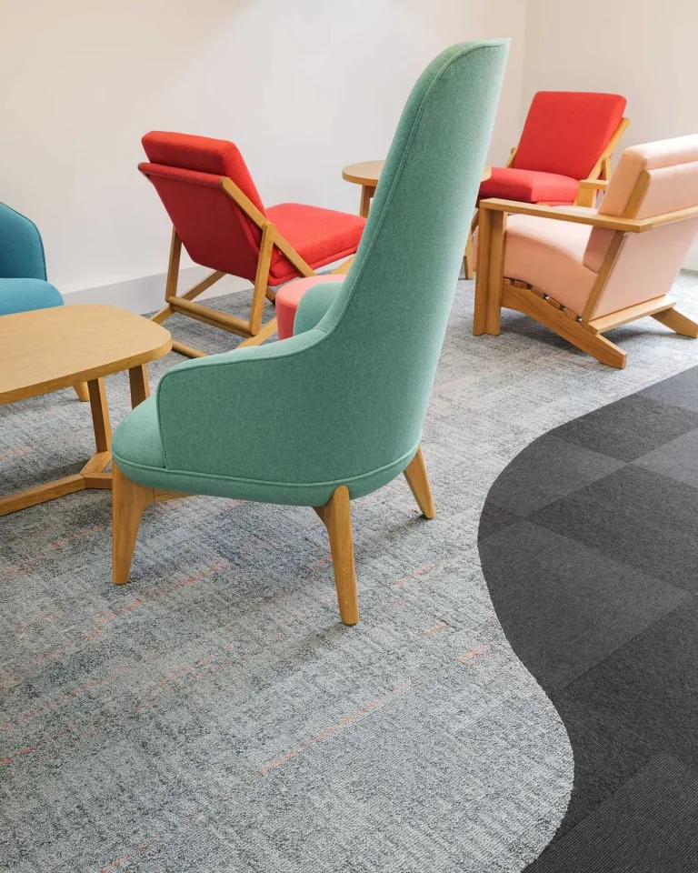 sillas y mesas de colores brillantes en una sala de espera de una oficina moderna