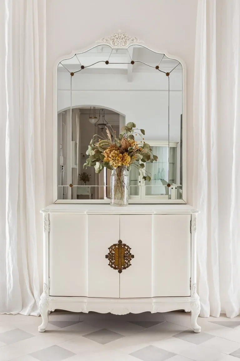 tocador blanco con espejo y jarron con flores elegante diseno barroco blanco