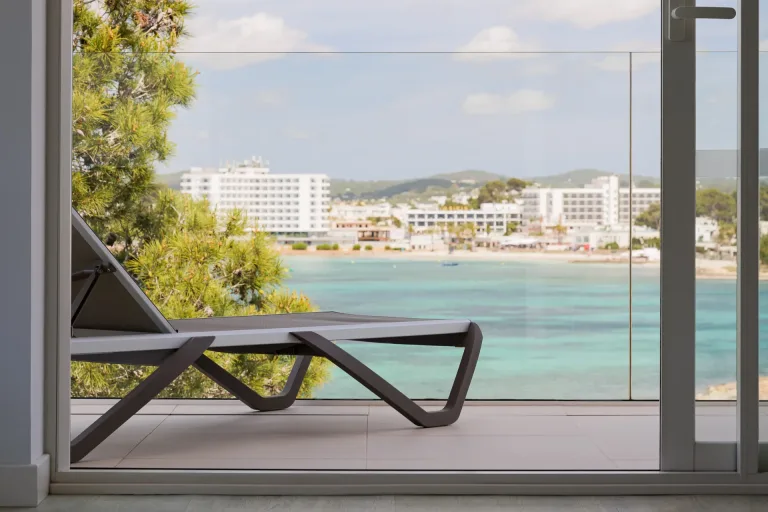 tumbona en un balcon de un hotel con vistas al mar en la isla de Ibiza