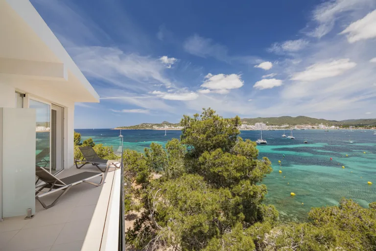 un balcon de un hotel con una tumbona con vistas al oceano ibiza vistas al oceano vista panoramica