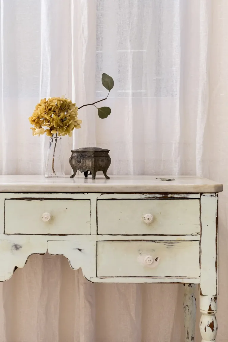 una mesita con un jarron y una flor muebles provinciales franceses