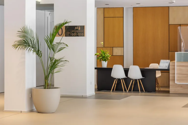 una planta en una maceta en el vestibulo de un hotel paredes de madera