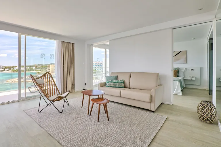 una sala de estar de un hotel con un sofa y una silla fotografia de diseno de interiores diseno de interiores minimalista amueblado