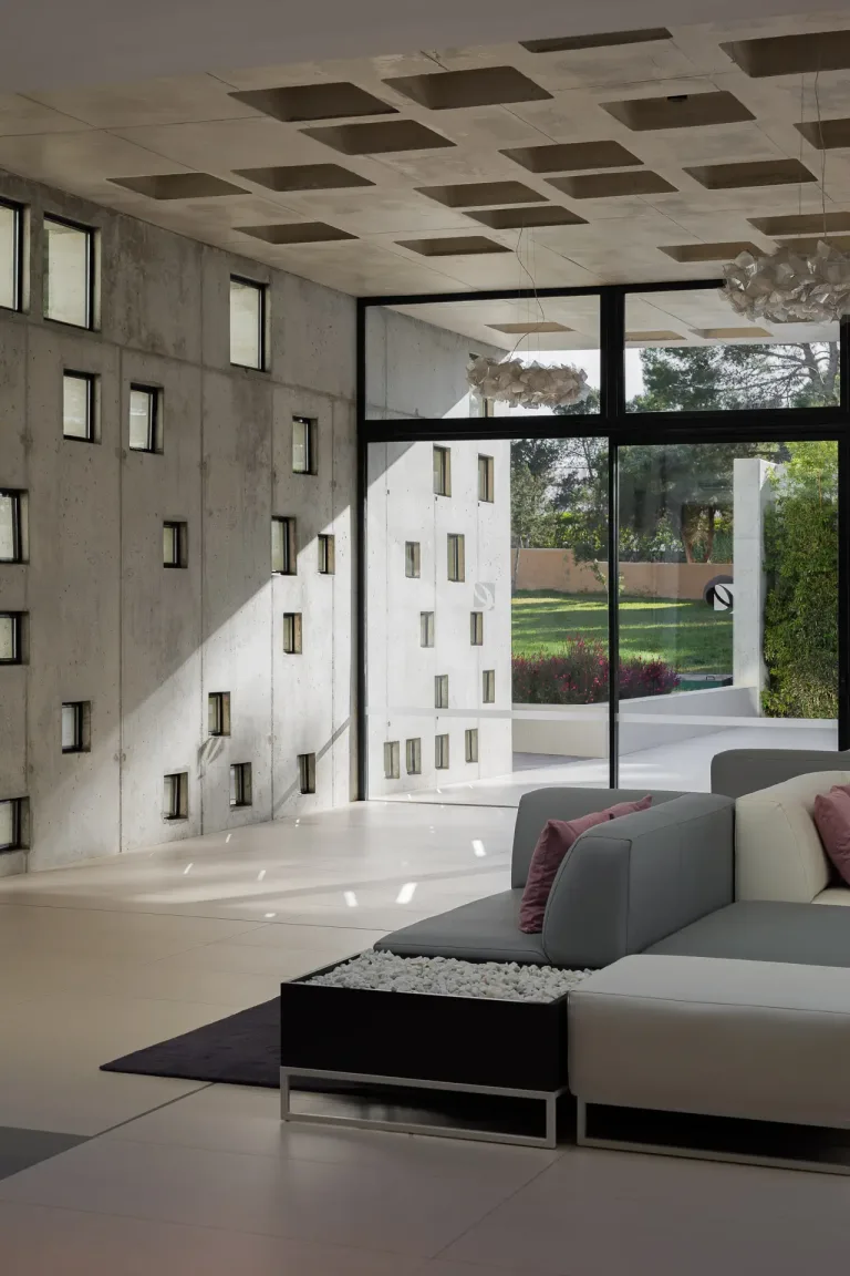 vestibulo de un hotel con muebles y paredes minimalistas modernas