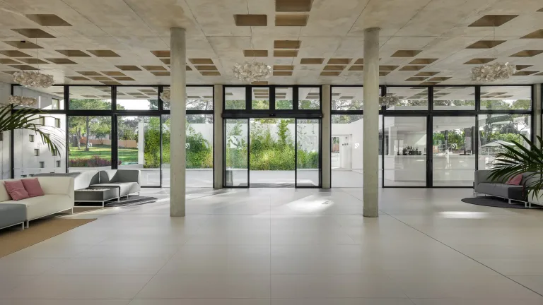 vestibulo espacioso de un hotel con muebles y paredes minimalistas modernas