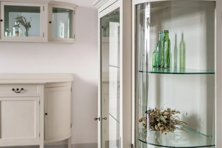 vitrina de vidrio con jarrones y botellas verdes muebles de gabinete