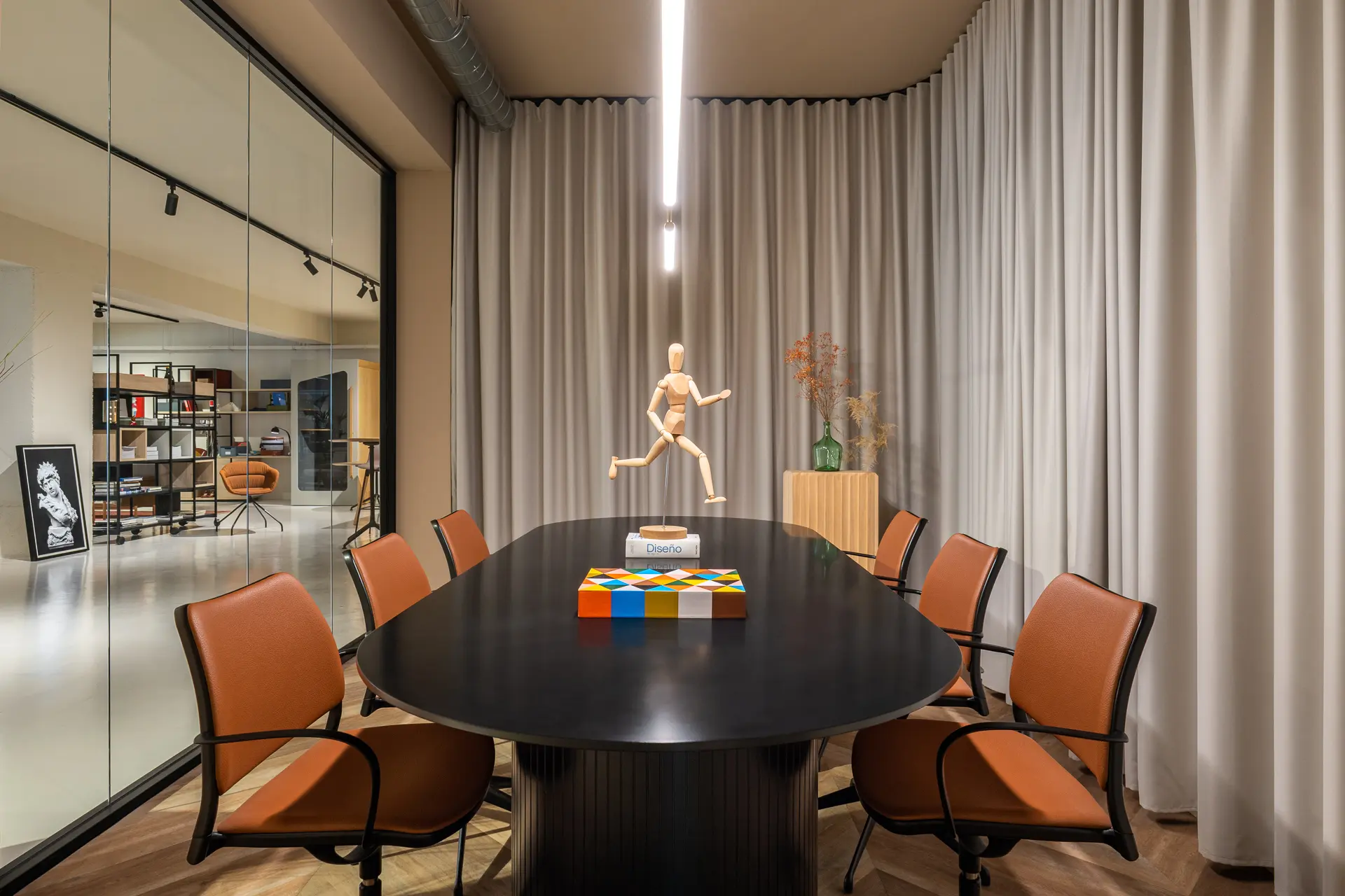 Sala de juntas moderna con decoración elegante