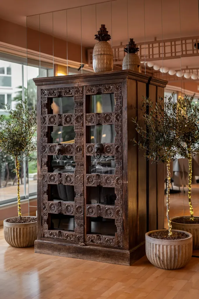 Armario vintage con detalles intrincados y plantas