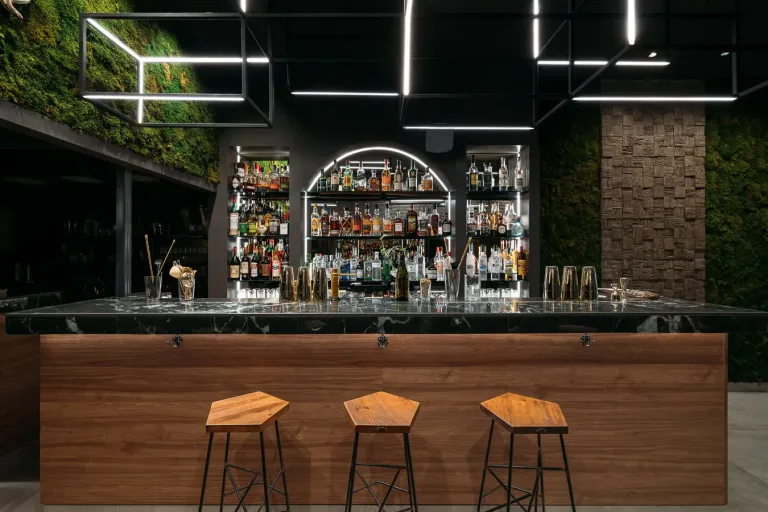 Bar elegante con detalles de madera y luces LED