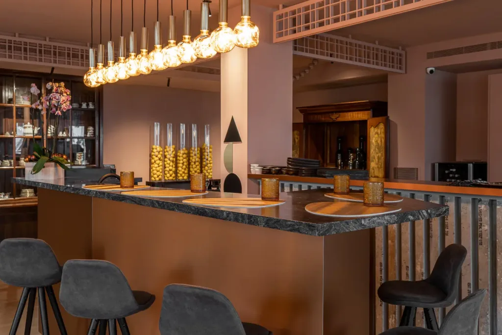 Barra de bar con lámparas colgantes y decoración moderna