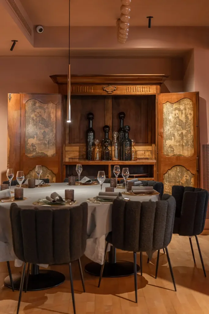 Comedor clásico con iluminación moderna y decoración antigua