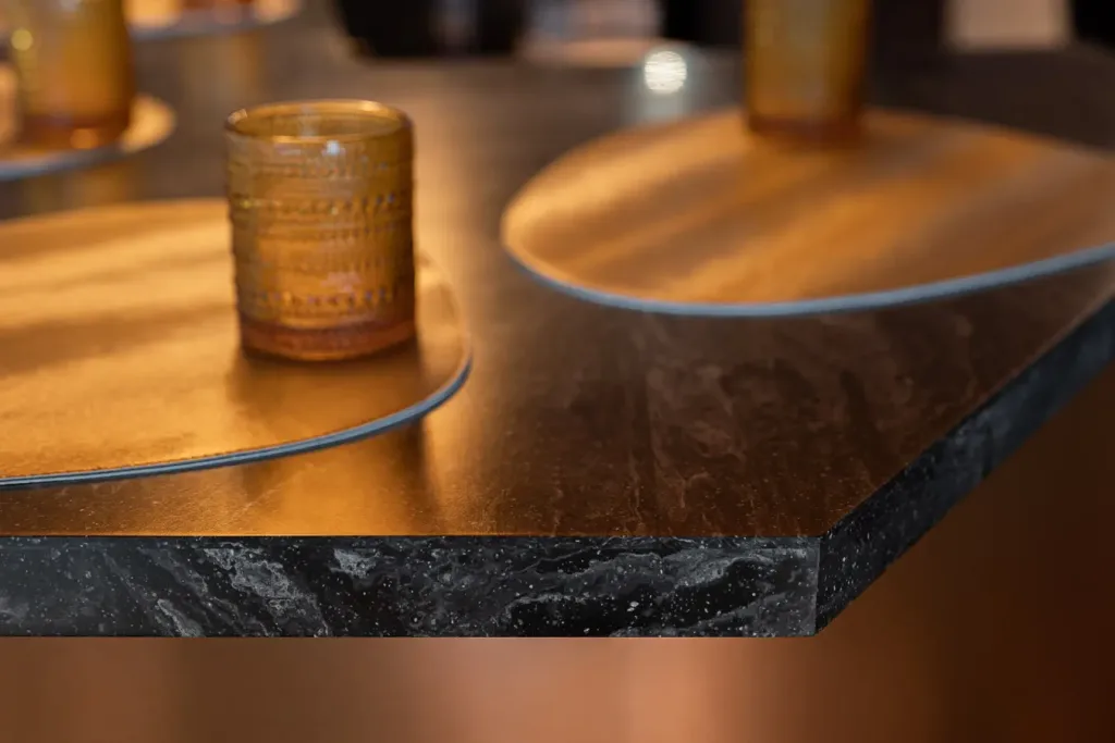 Detalle de barra de mármol con vaso