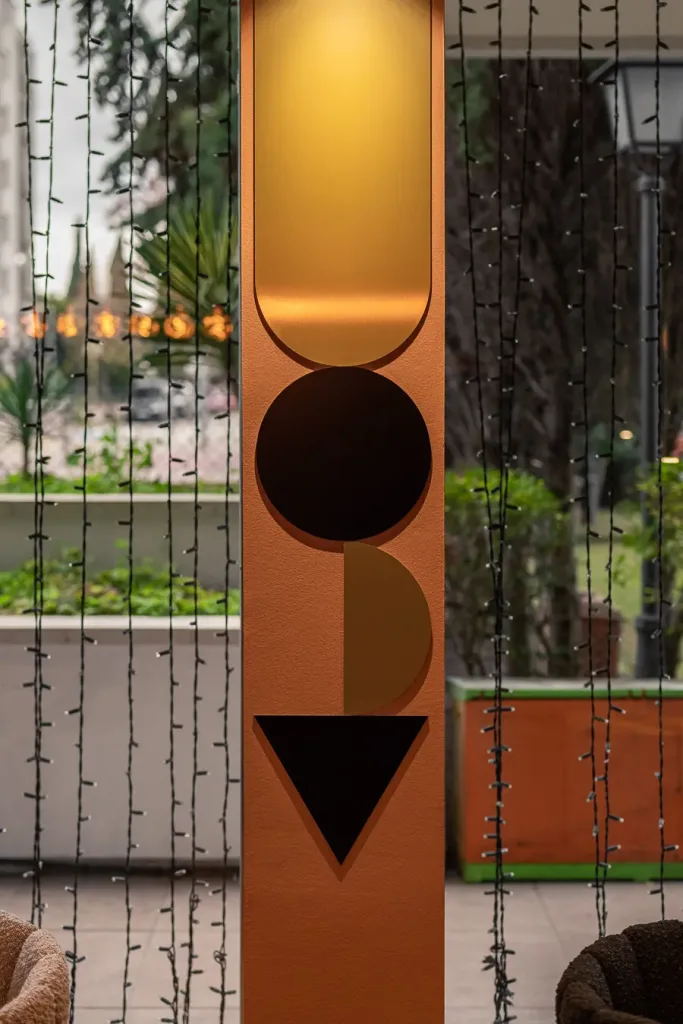 Elementos de decoracion modernas y geométricos en un restaurante