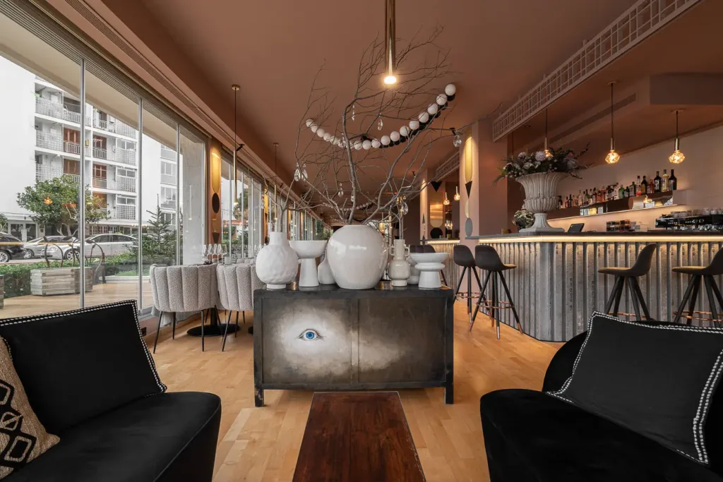 Espacio de restaurante con decoración contemporánea y arte