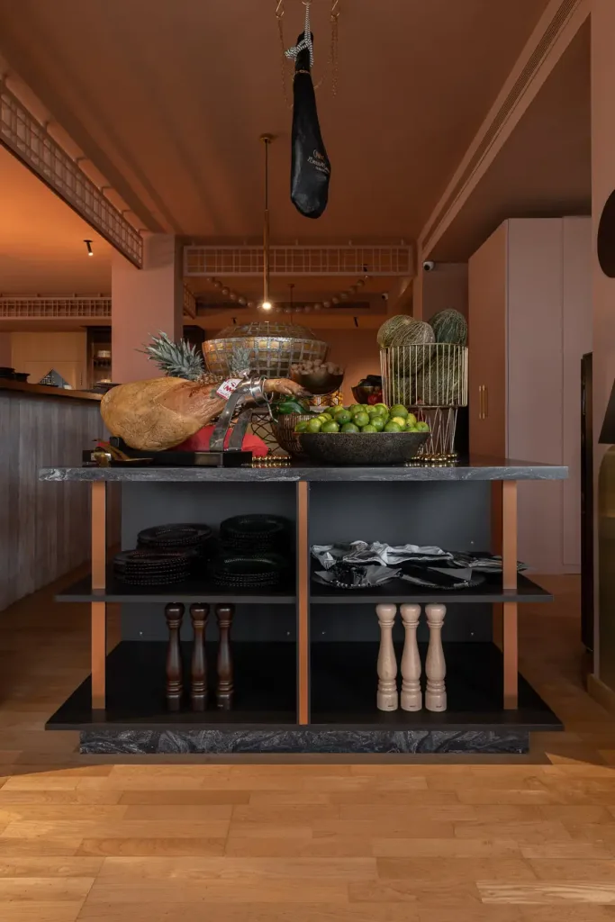 Estantería con selección de ingredientes y utensilios de cocina
