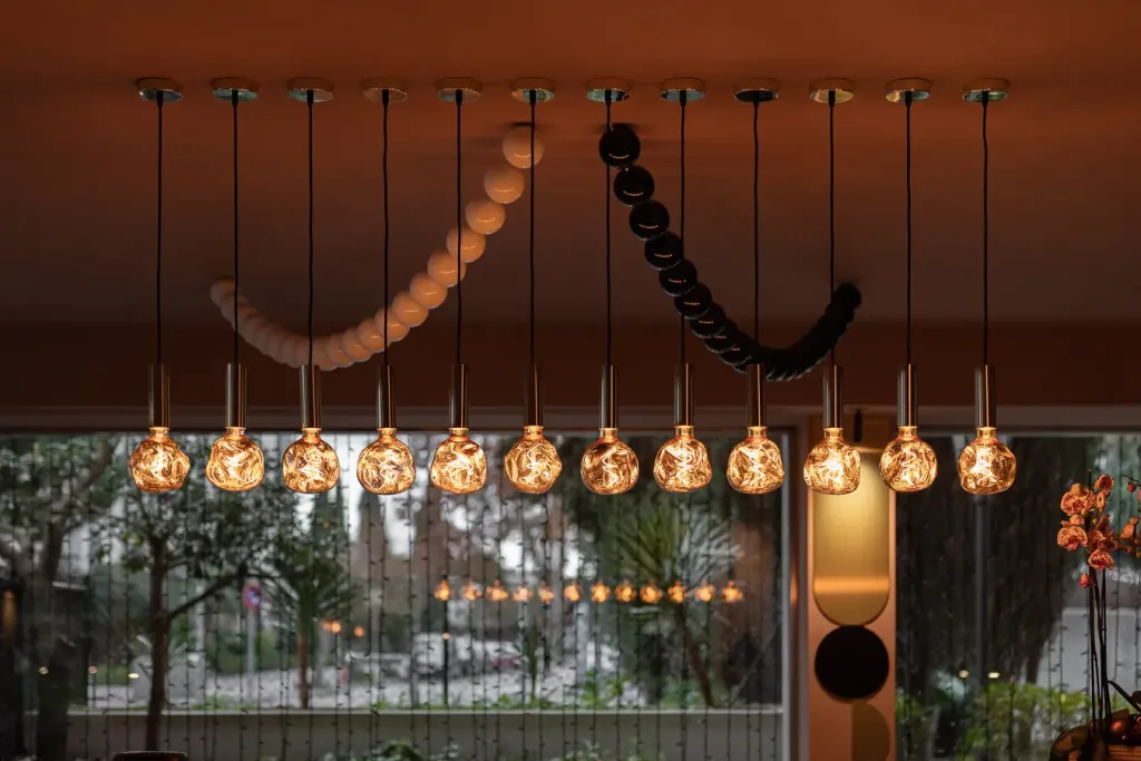 Lámparas colgantes decorativas en restaurante moderno