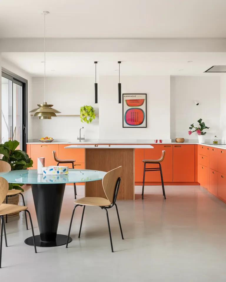 Muebles de comedor modernos en el interior de una casa con estilo