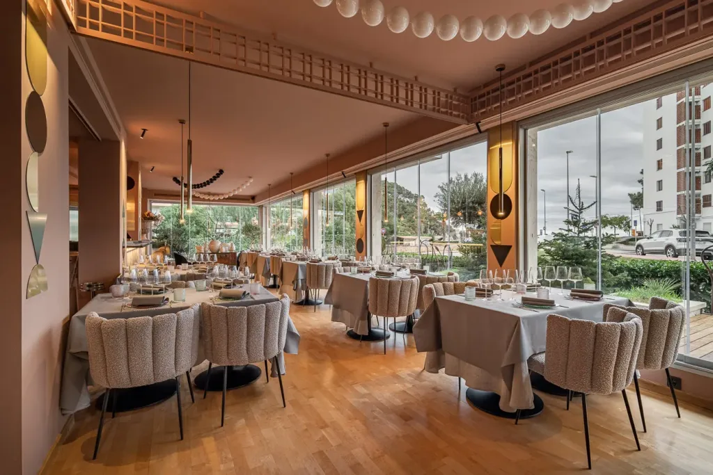 Restaurante amplio y luminoso con decoración moderna