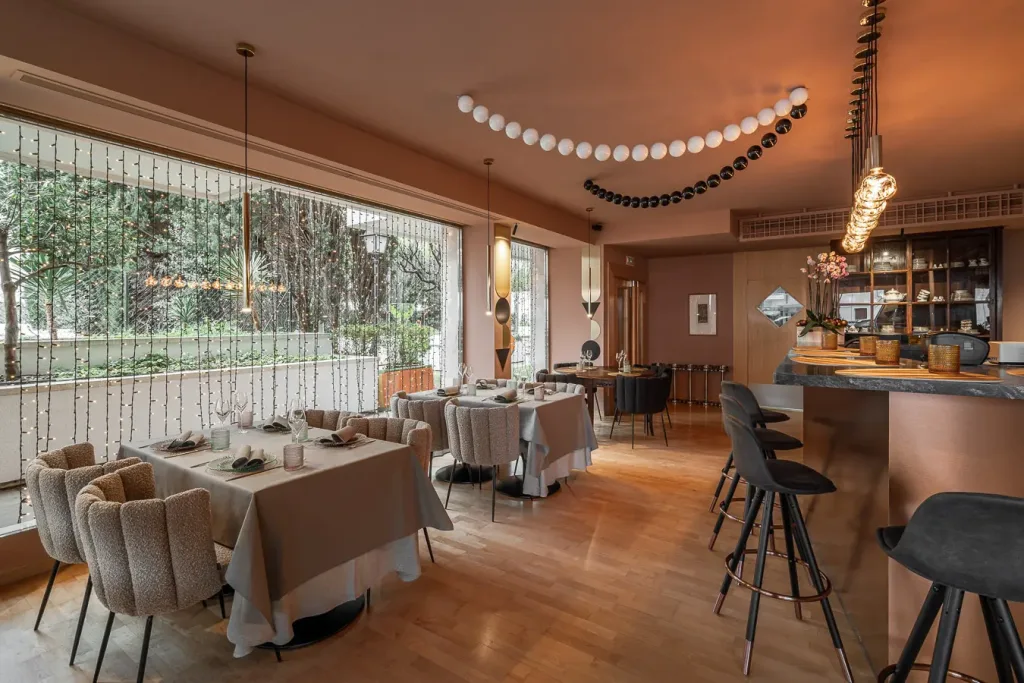 Restaurante con mesas preparadas y decoración contemporánea