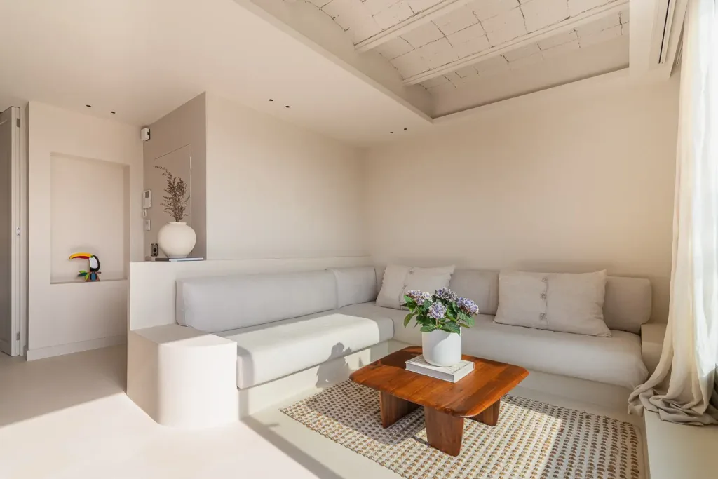 Sala de estar luminosa con estilo minimalista