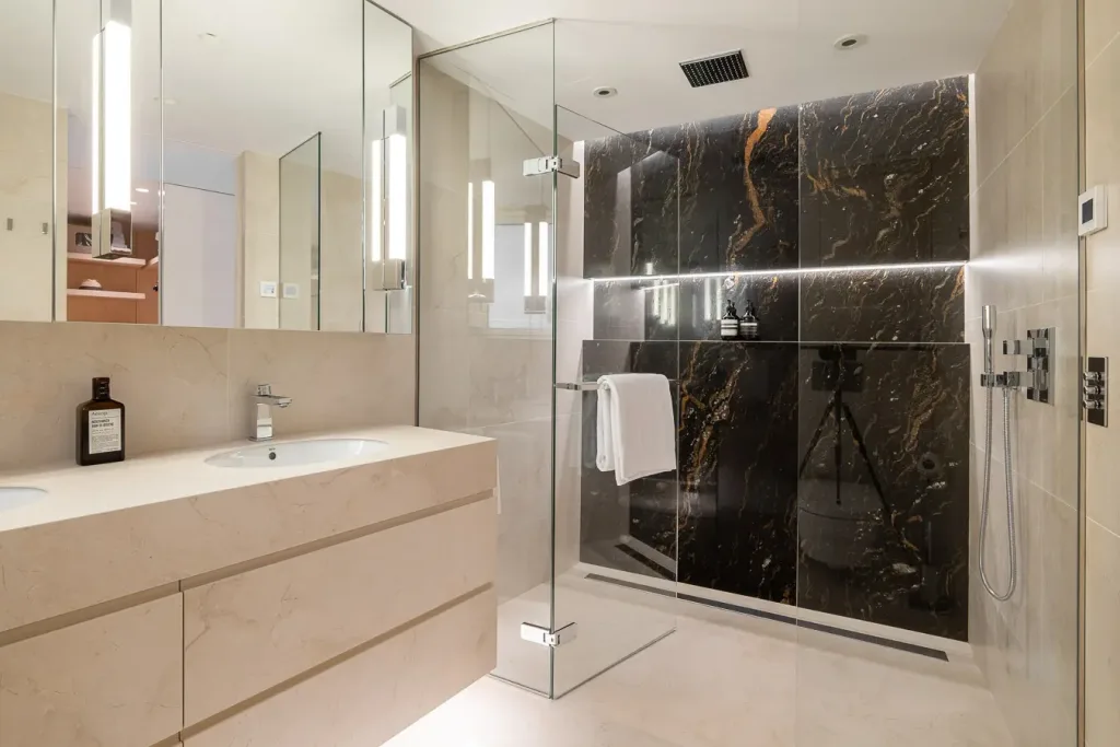 baño con reflejo del trípode y la cámara