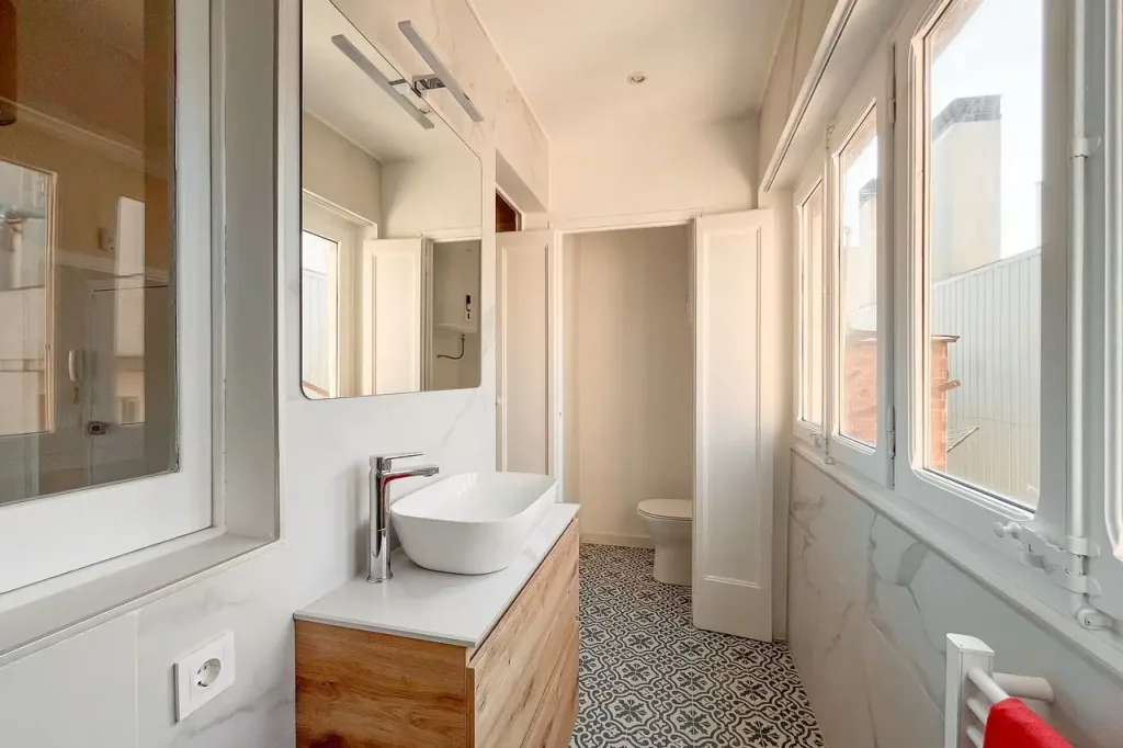 bano luminoso con inodoro y ventanas al exterior