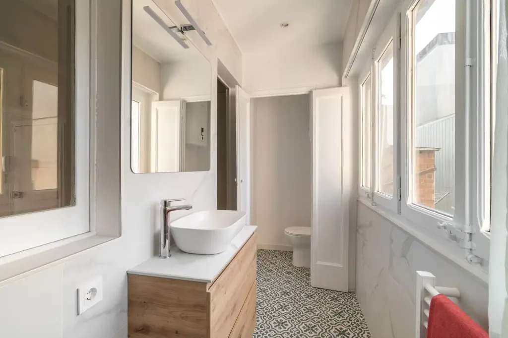 baño moderno con bañera y suelo de mosaico
