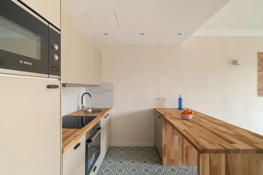 cocina moderna con barra de madera y electrodomesticos modernos 1280px