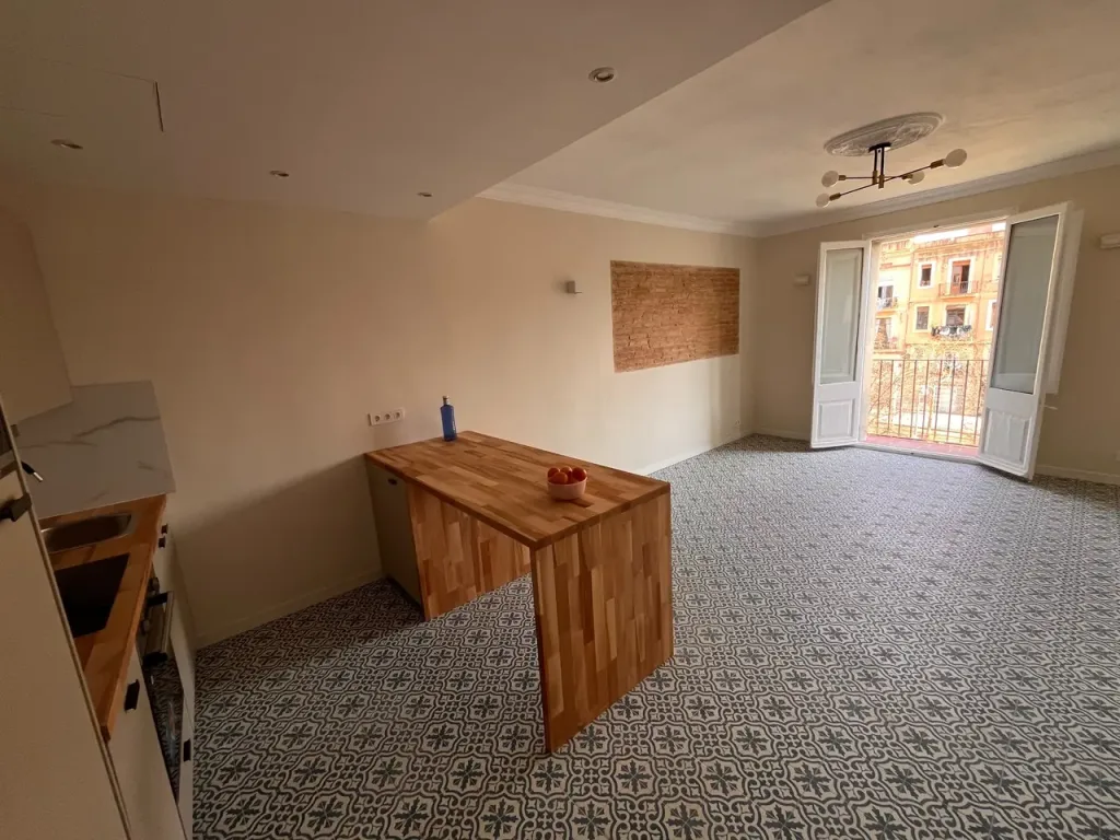 sala de estar amplia con mesa de madera y piso de mosaico