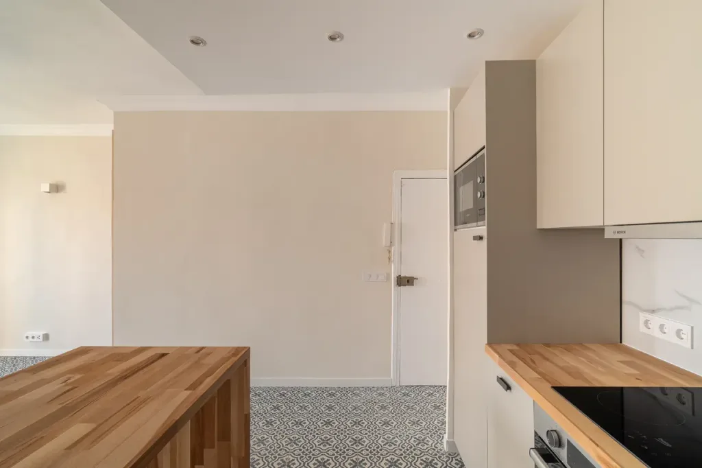 salon comedor con pared de ladrillo visto y ventana al exterior 1280px