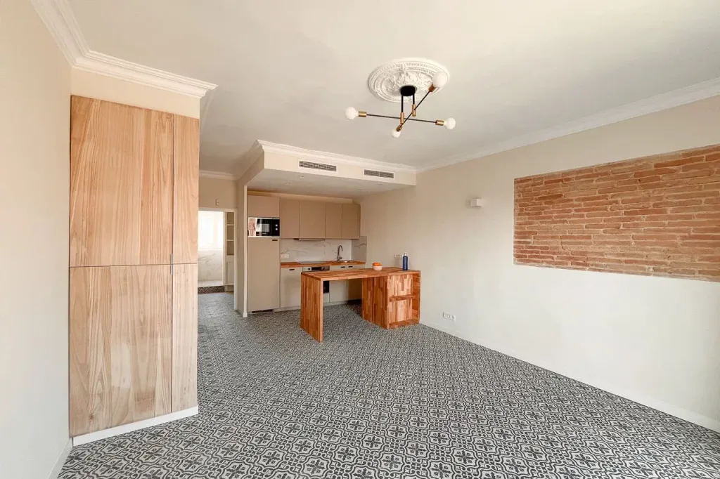 salon comedor espacioso con mesa de madera y lampara de techo moderna