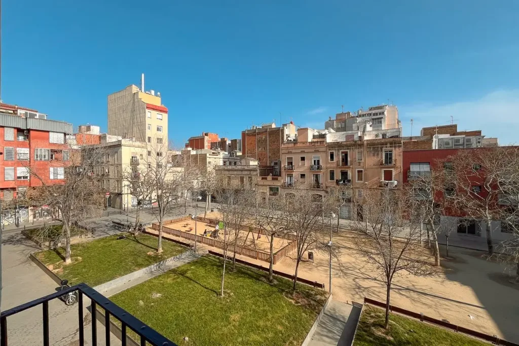 vista desde balcon de parque y edificios en zona urbana