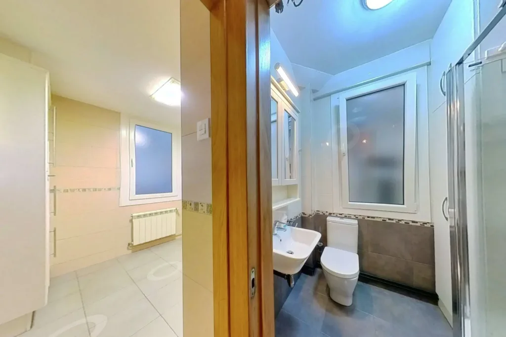 bano con ducha y ventana