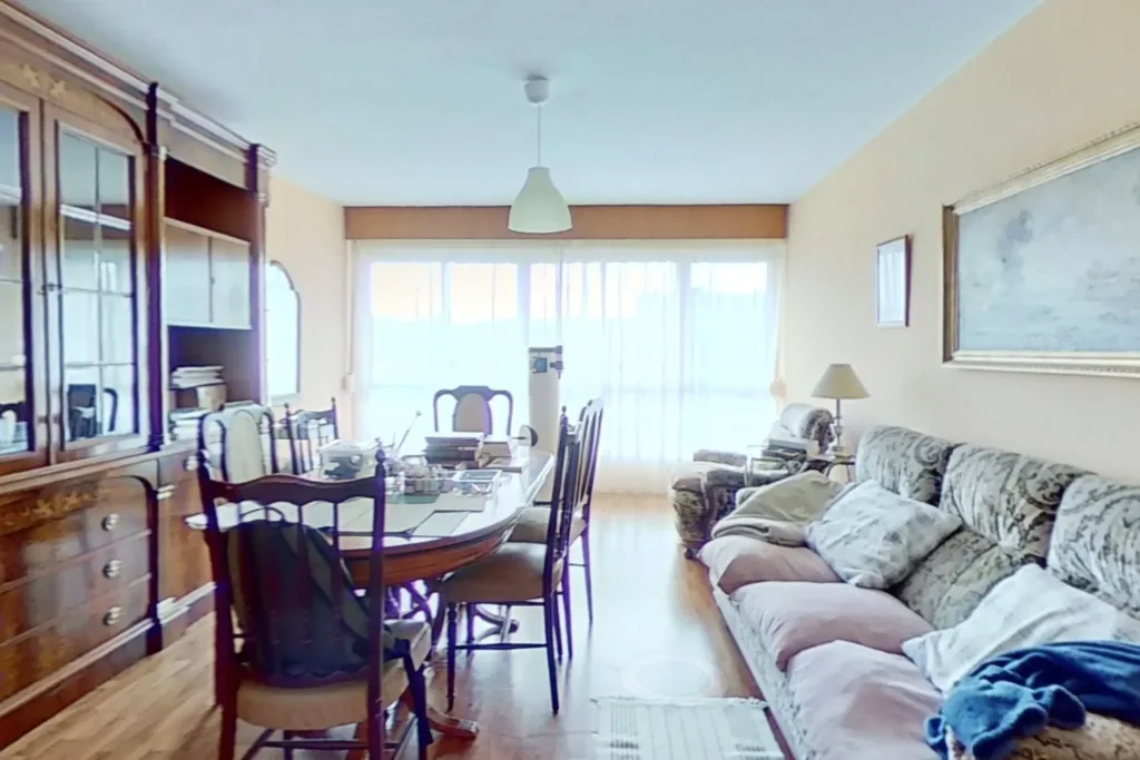 sala de estar con muebles de madera y sofa gris