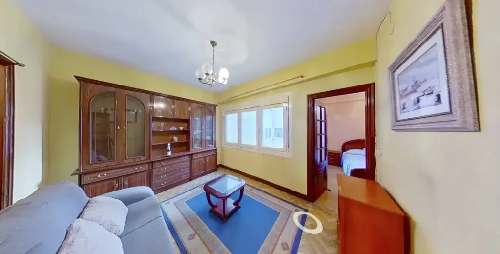 salon en interior con sofa y armarios