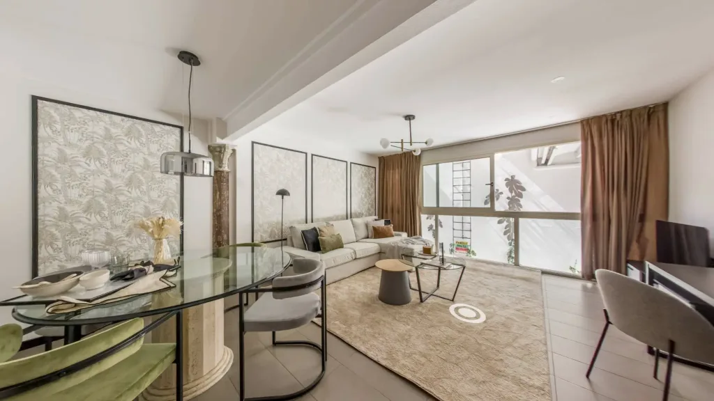 salón moderno con sofá blanco mesa de comedor y decoración elegante