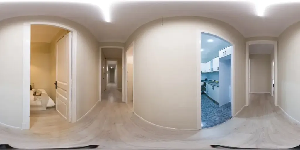 vista panorámica del interior de una casa con puertas abiertas a varias habitaciones