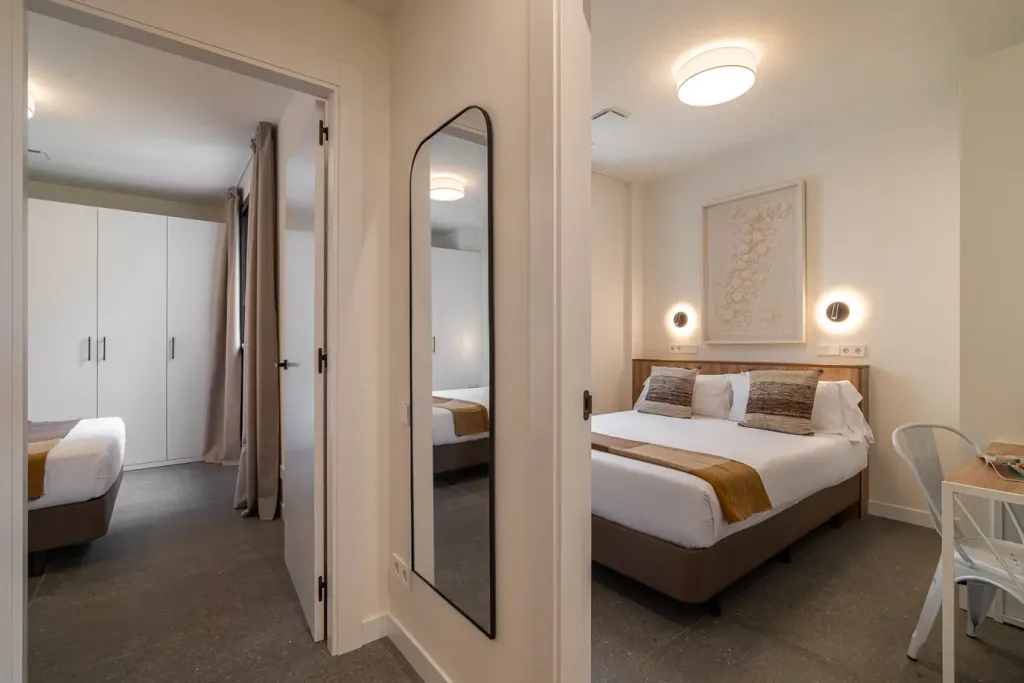 habitación doble con espejo grande